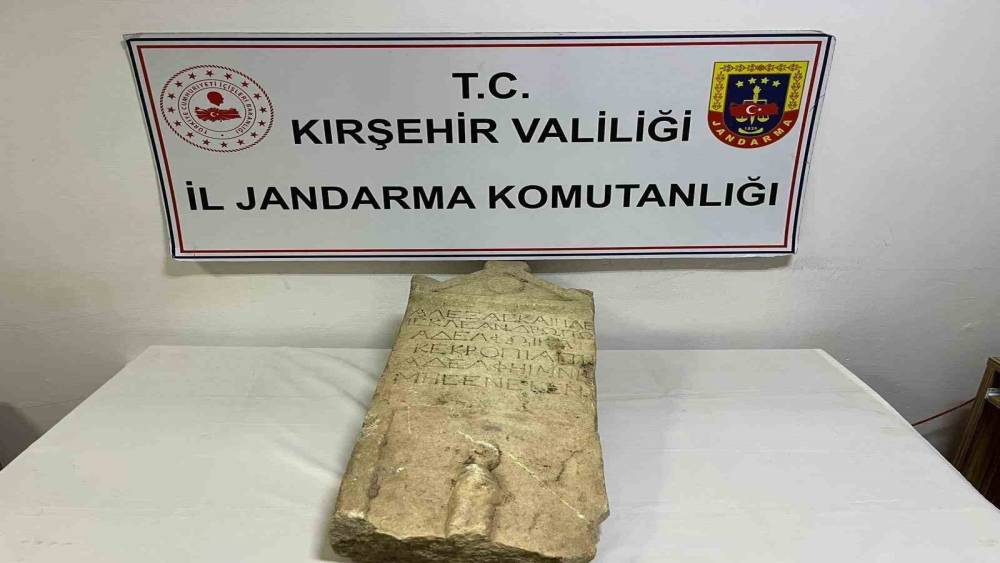 Kırşehir&rsquo;de Roma d&ouml;nemine ait mezar taşı ele ge&ccedil;irildi
