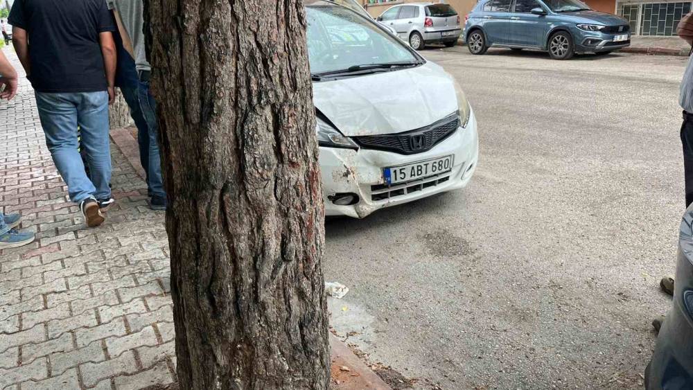 Burdur&rsquo;da otomobil ağaca &ccedil;arptı: 1 yaralı
