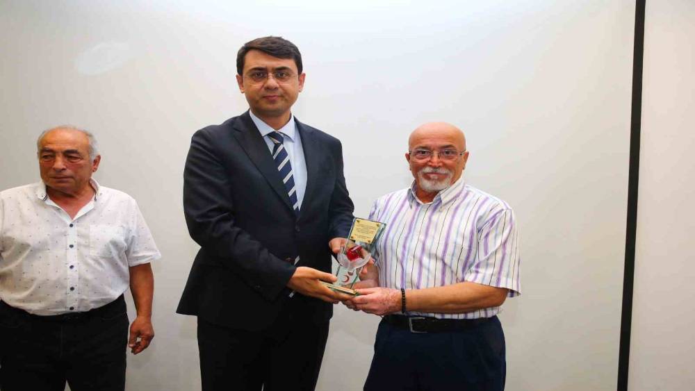 Uşak&rsquo;ta kan bağış&ccedil;ılarına plaket taktim edildi
