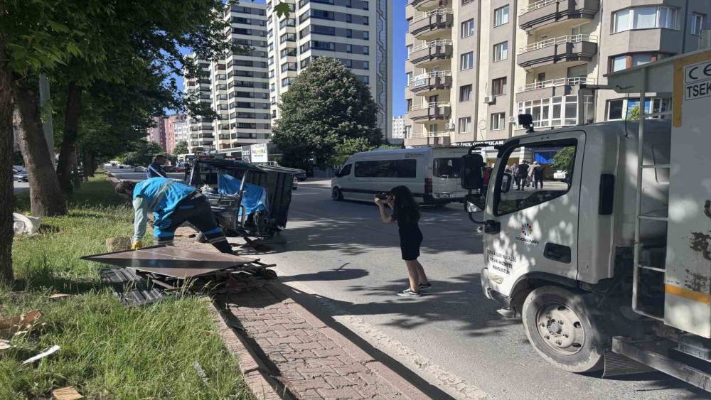 Otomobil ile moped &ccedil;arpıştı: 5 yaralı
