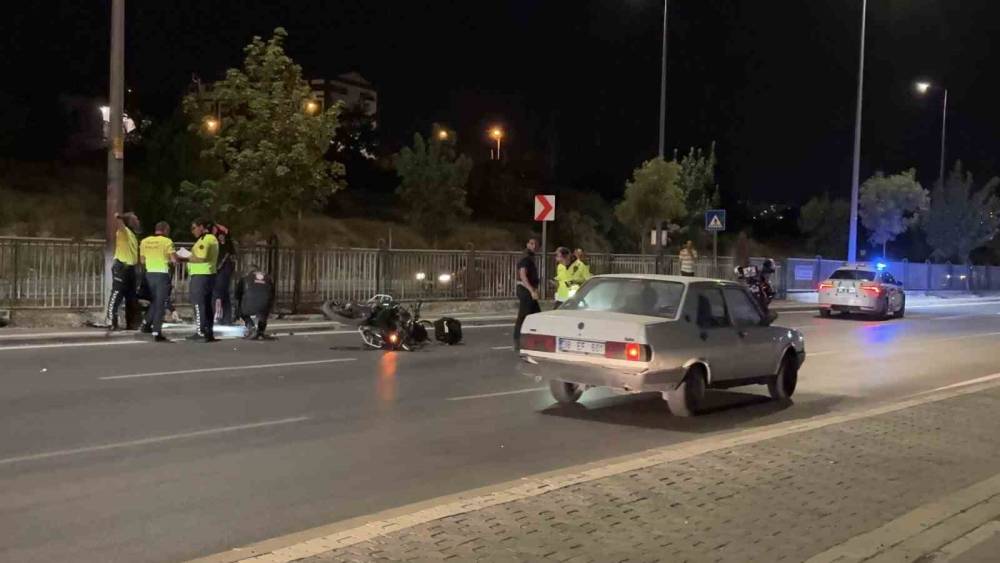 Kontrol&uuml; kaybolan motosikletli polis direğe &ccedil;arptı: 1 yaralı
