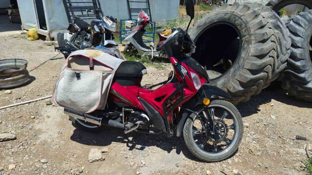 Devrilen motosikletin s&uuml;r&uuml;c&uuml;s&uuml; yaralandı

