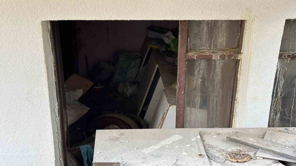 Ankara&rsquo;da yaşlı &ccedil;ifte ait evden kamyon dolusu &ccedil;&ouml;p &ccedil;ıkartıldı
