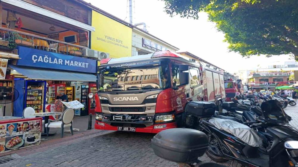Alanya&rsquo;da restoran bacasında &ccedil;ıkan duman paniğe neden oldu
