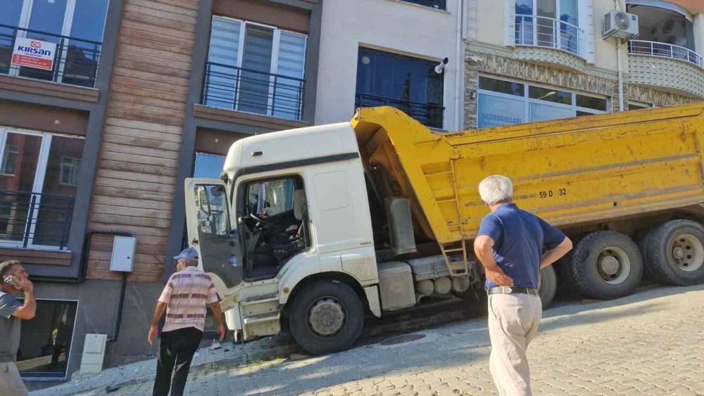 Freni boşalan kamyon eve &ccedil;arptı: Mahalle sakinleri deprem oluyor sandı
