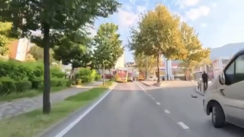 Seyir halindeki halk otob&uuml;s&uuml; direğe &ccedil;arptı: O anlar kamerada
