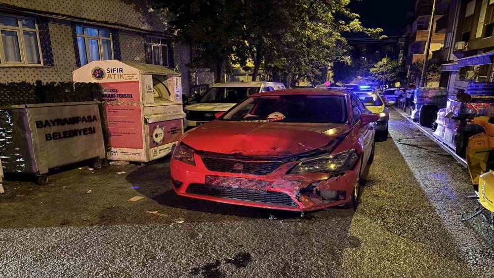 Hasta taşıyan ambulans otomobil ile &ccedil;arpıştı: 3 kişi yaralandı
