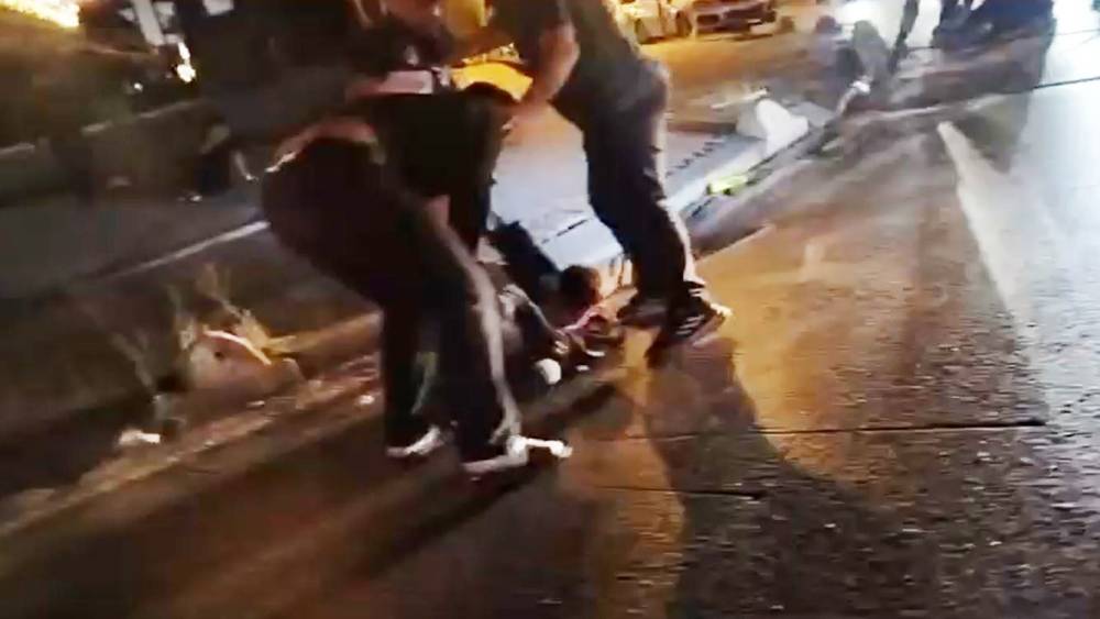 Esenyurt&rsquo;ta 2 kişinin saldırısına uğrayan gen&ccedil; dakikalarca yol ortasında darp edildi
