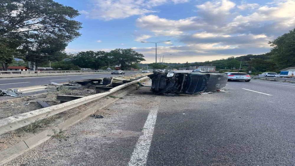 Bilecik&rsquo;te otomobil bariyerlere &ccedil;arptı: 3 yaralı
