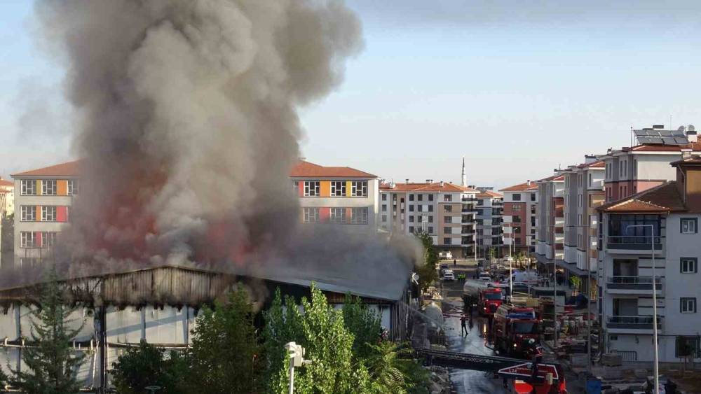 Malatya&rsquo;da iş&ccedil;ilerin kaldığı yatakhane yandı
