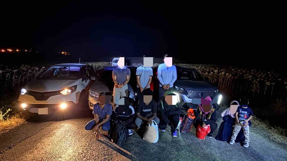Edirne&rsquo;de g&ouml;&ccedil;men ka&ccedil;ak&ccedil;ılığı operasyonu: 3 organizat&ouml;r ve 7 d&uuml;zensiz g&ouml;&ccedil;men yakalandı
