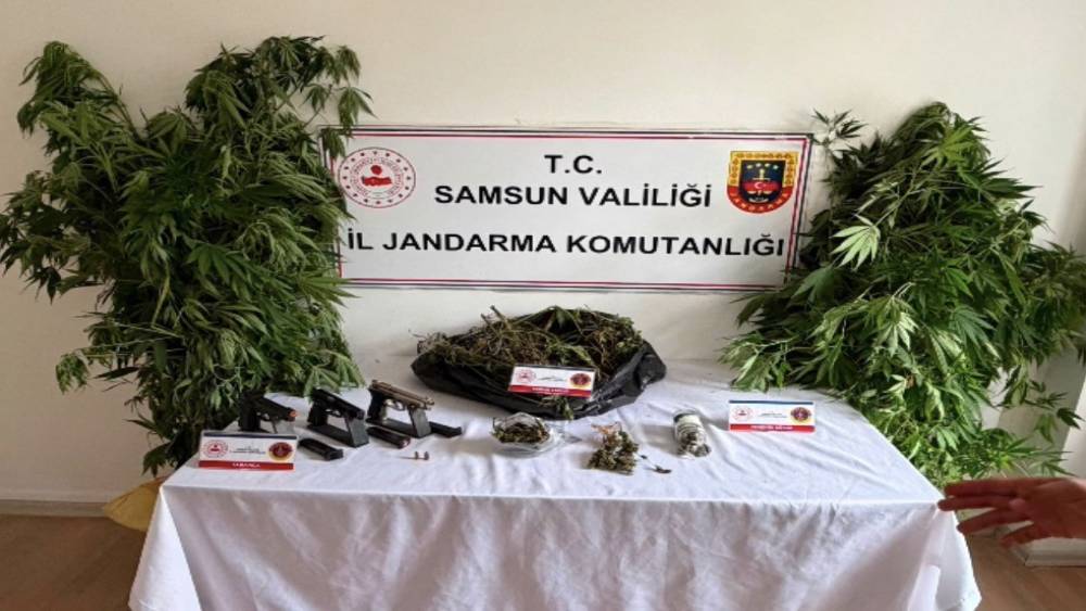 Salıpazarı&rsquo;nda uyuşturucu operasyonu: 1 kilo 215 gram esrar ve kenevir ele ge&ccedil;irildi
