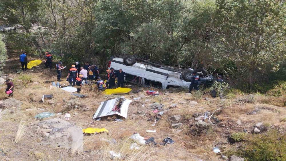 (G&uuml;ncellendi) Minib&uuml;s şarampole u&ccedil;tu: 4 &ouml;l&uuml;, 10 yaralı
