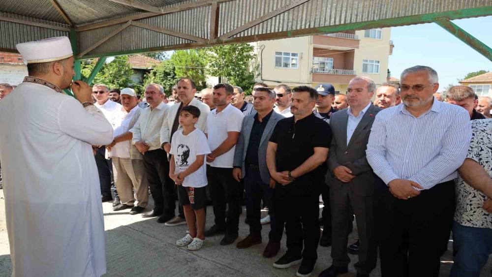 Kanala d&uuml;şen otomobilde hayatını kaybeden Emircan toprağa verildi

