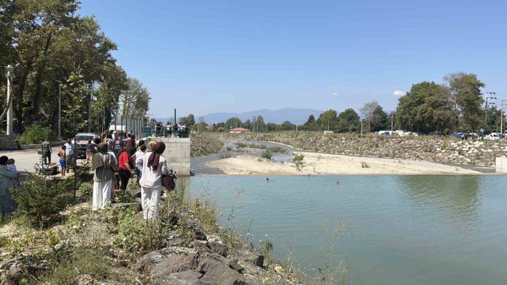 Serinlemek i&ccedil;in suya giren &ccedil;ocuk, 20 dakikalık kalp masajıyla hayata d&ouml;nd&uuml;
