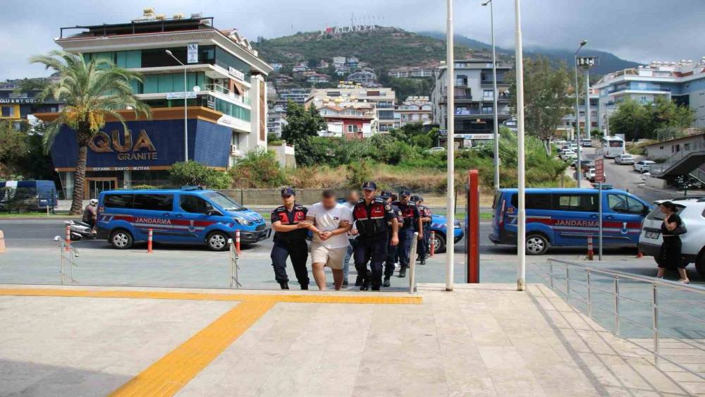 Alanya&rsquo;da emlak ofisini kurşunlayan 2 ş&uuml;pheli tutuklandı
