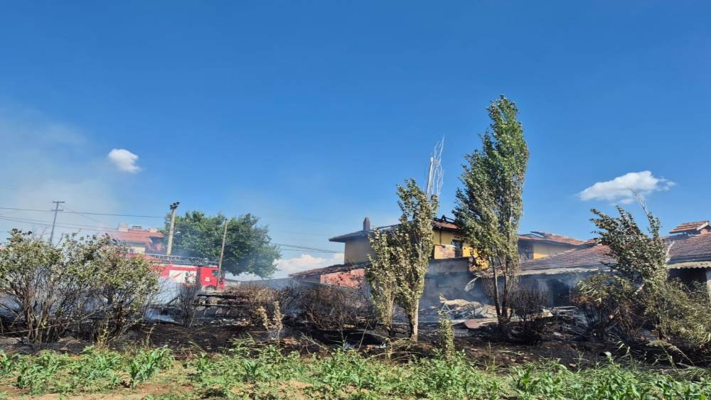 Uşak&rsquo;ta &ccedil;ıkan ev yangında ev kullanılmaz hale geldi

