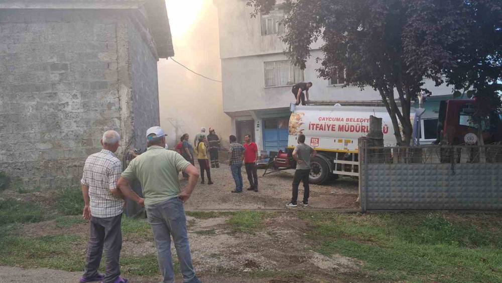&Ccedil;aycuma&rsquo;da odunluk yangınına ilk m&uuml;dahaleyi jandarma ekipleri yaptı
