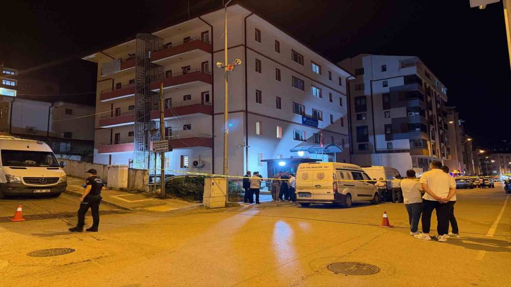 Arsin&rsquo;de otoparktaki ara&ccedil;ların &uuml;zerine insansız hava aracı d&uuml;şt&uuml;

