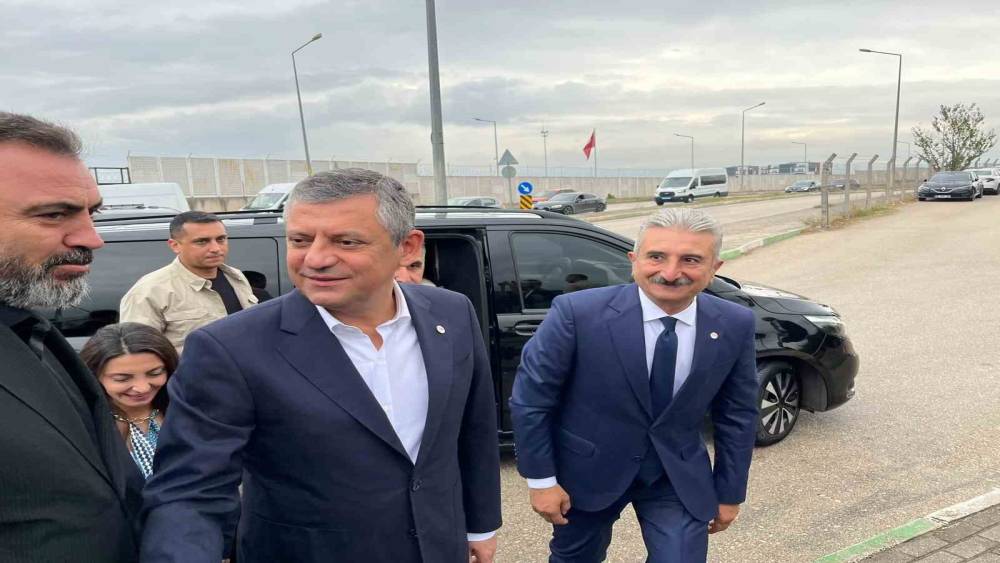 &Ouml;zg&uuml;r &Ouml;zel ve Yeni Parti heyeti Mustafa Bozbey&rsquo;i cezaevinde ziyaret etti
