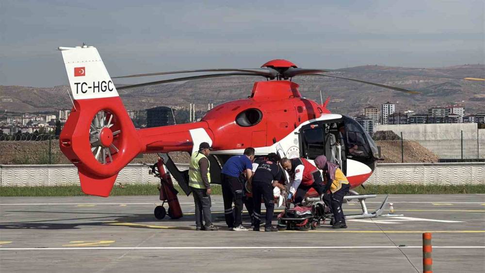 Ayını saldırısına uğrayan vatandaş i&ccedil;in ambulans helikopter havalandı
