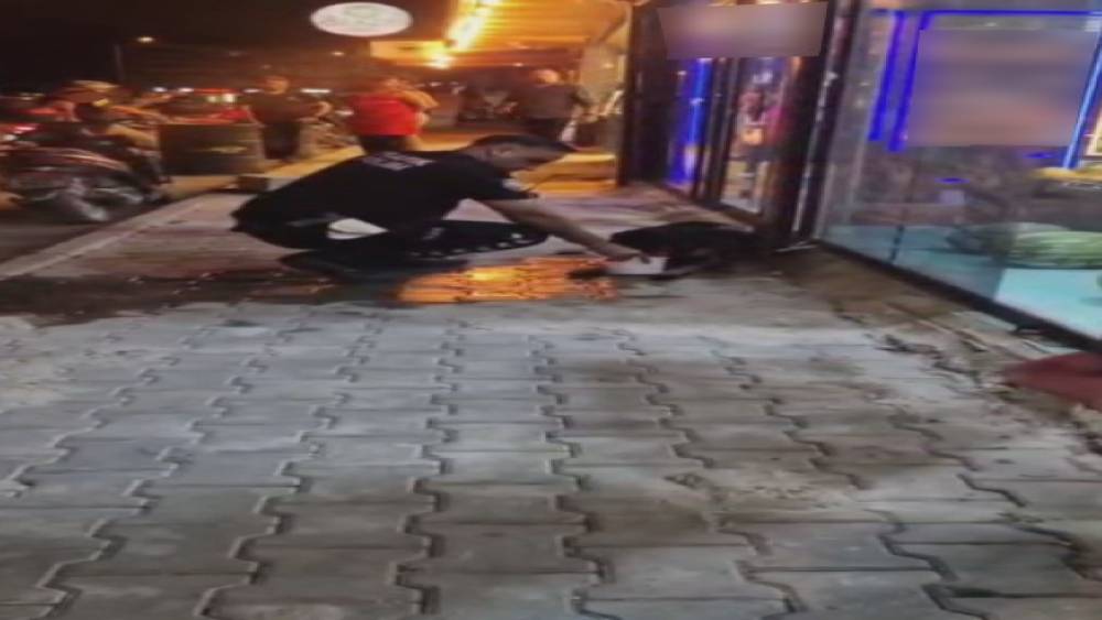 Silahla vurulan sokak k&ouml;peğine polis ekipleri sahip &ccedil;ıktı
