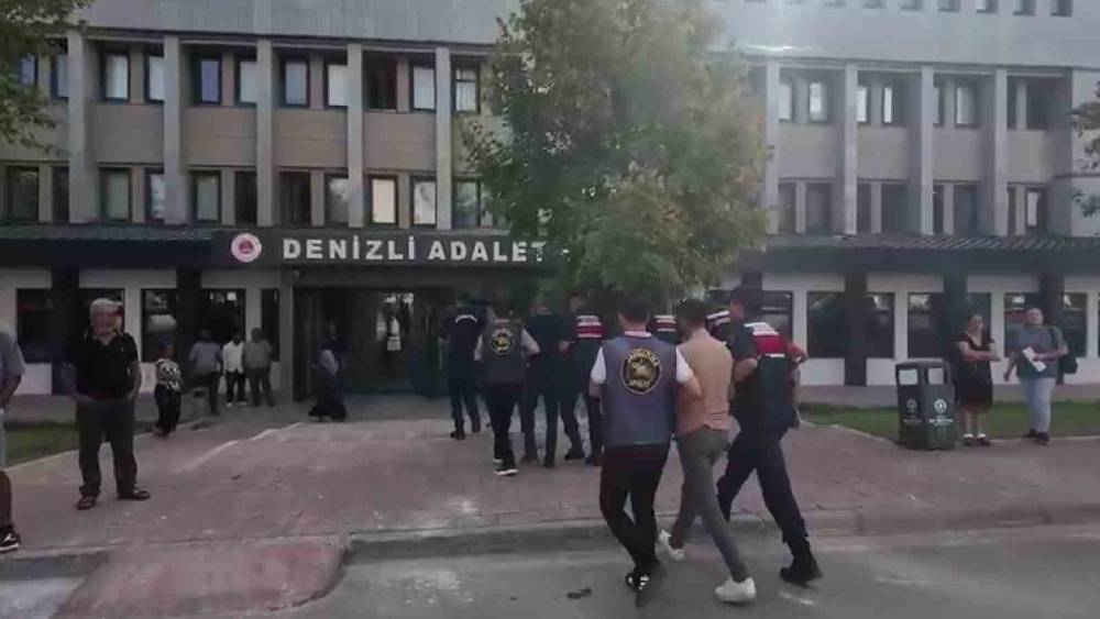 Adliyeye sevk edilen ş&uuml;phelilere ailelerinden ibretlik tepki
