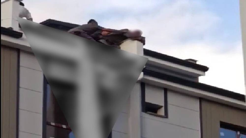 Eşiyle tartışıp &ccedil;atıya &ccedil;ıkan genci Başkan son anda &ccedil;ekip aldı
