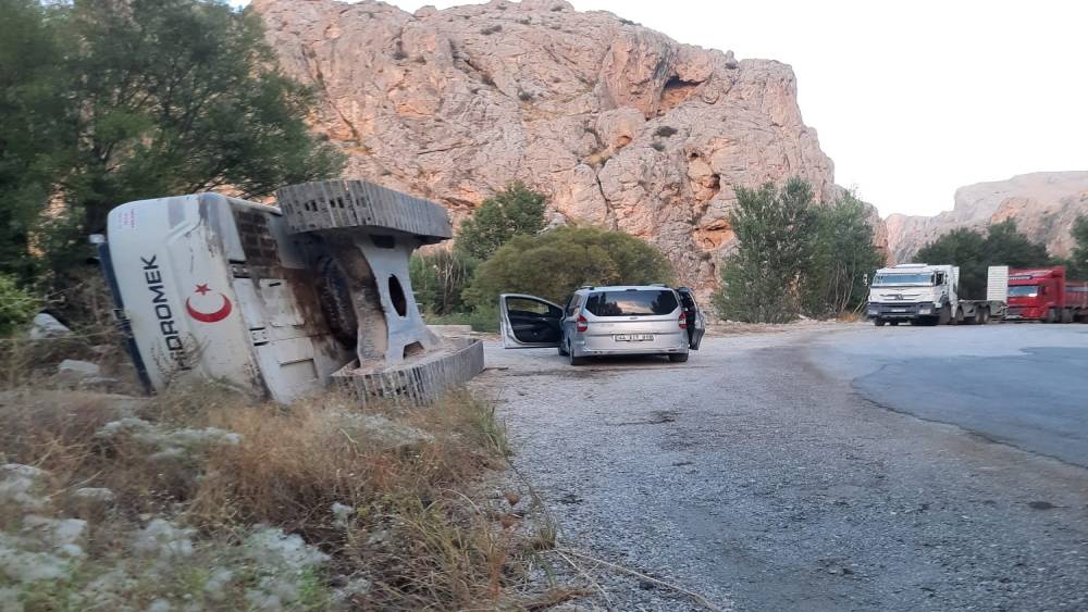 Darende&rsquo;de iş makinesi devrildi
