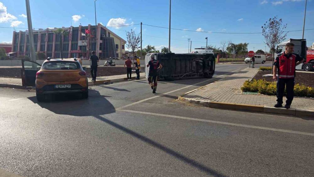 &Uuml;mraniyespor&rsquo;un teknik aracı Bandırma&rsquo;daki kazada yan yattı
