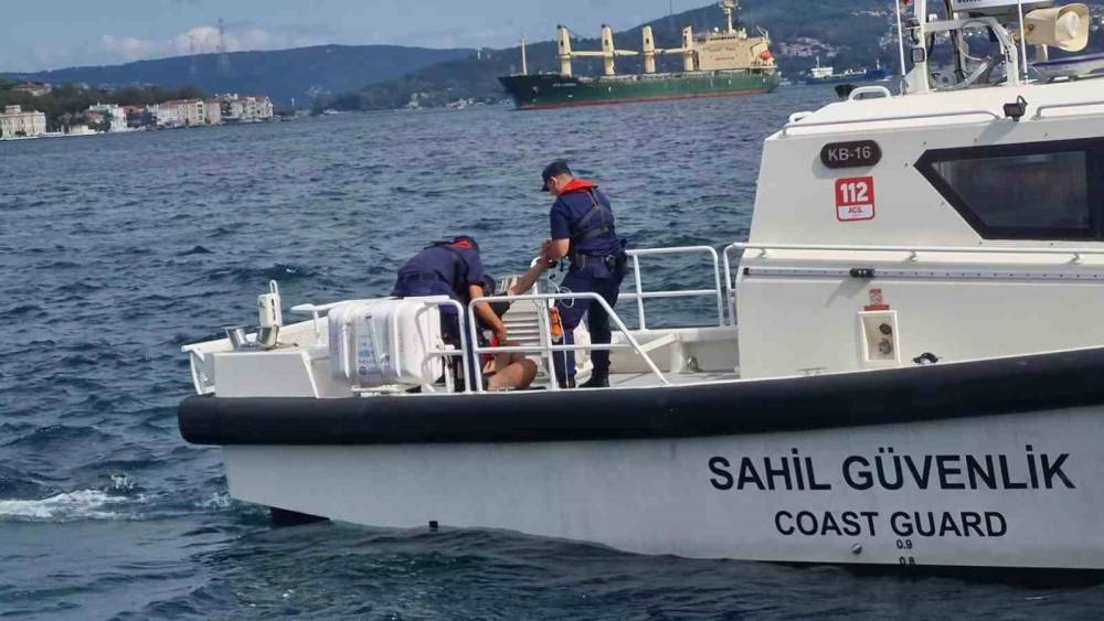 Beykoz&rsquo;da korkutan anlar: 2 kişi s&ouml;rf tahtasından denize d&uuml;ş&uuml;p s&uuml;r&uuml;klendi
