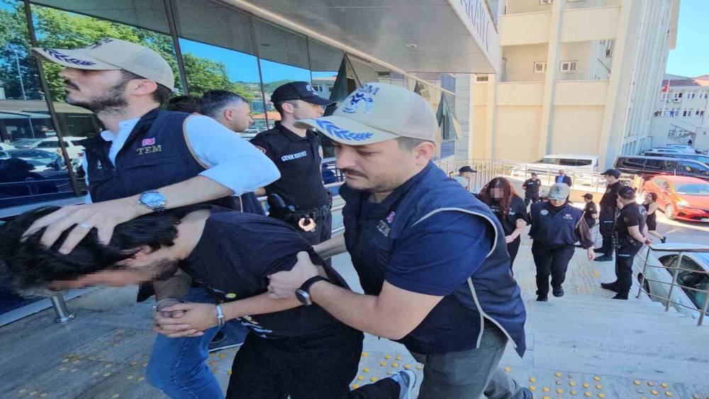Zonguldak&rsquo;ta ter&ouml;r &ouml;rg&uuml;t&uuml; operasyonunda tutuklanan 3 &ouml;ğrenci hakim karşısında
