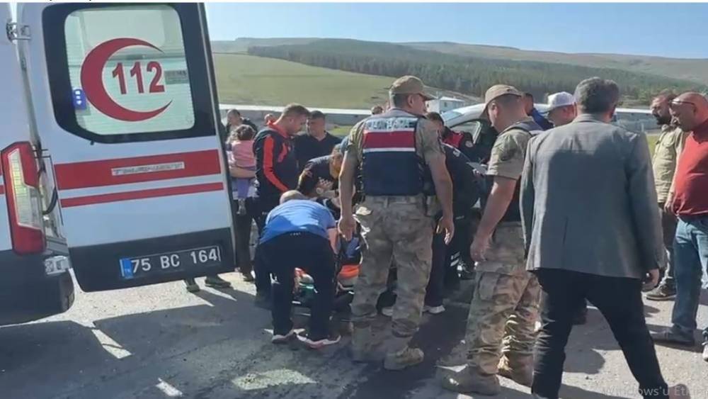 Otomobil ile pikap &ccedil;arpıştı: 3 kişi yaralandı
