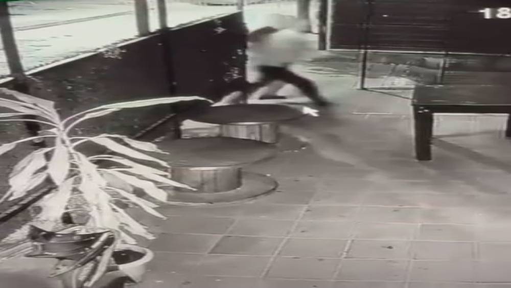 K&uuml;&ccedil;&uuml;k&ccedil;ekmece&rsquo;deki binanın &ccedil;&ouml;kme anları ortaya &ccedil;ıktı: 2 kişi son anda kurtuldu
