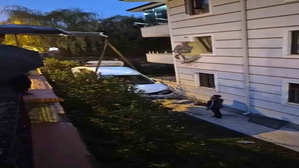 Sakarya&rsquo;da kontrolden &ccedil;ıkan otomobil ikinci kattaki daireye &ccedil;arptı
