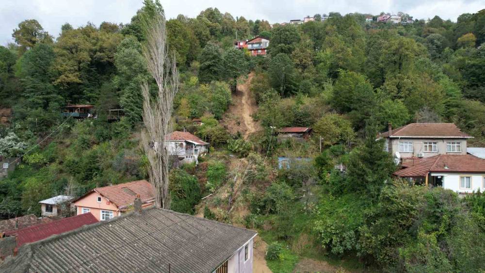 Zonguldak&rsquo;ta heyelan nedeniyle evin yolu kapandı, elektrik hattı koptu
