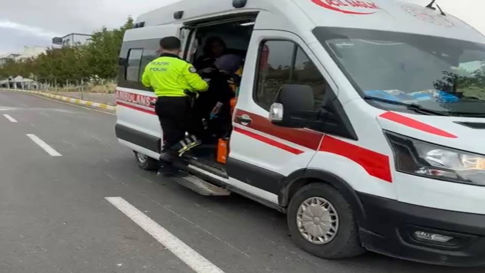 Karayolundaki parke taşına &ccedil;arpan motosiklet devrildi: 1 yaralı
