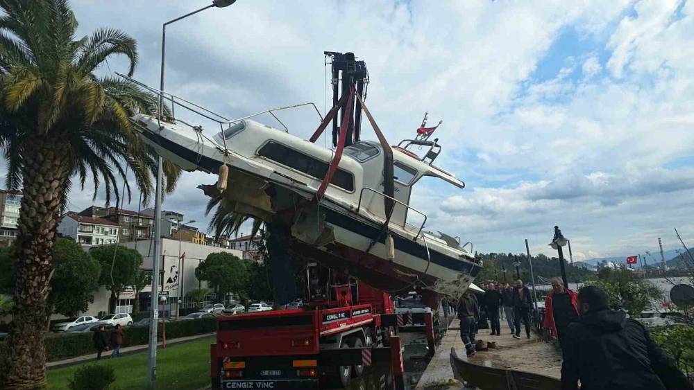 Fırtınada batan tekne kurtarıldı
