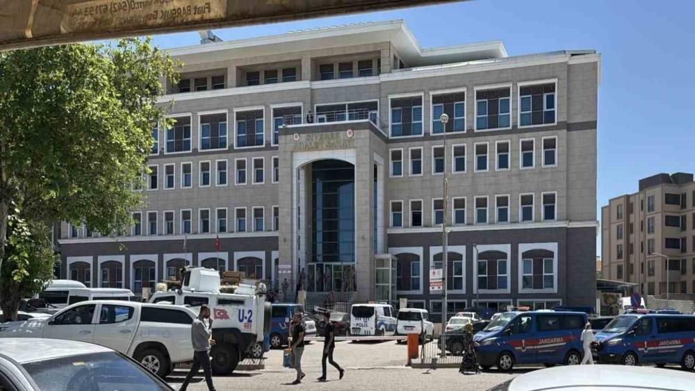 8 yaşındaki &ccedil;ocuğa &uuml;t&uuml;yle işkence iddiasında &uuml;vey anne ve 2 kişi tutuklandı
