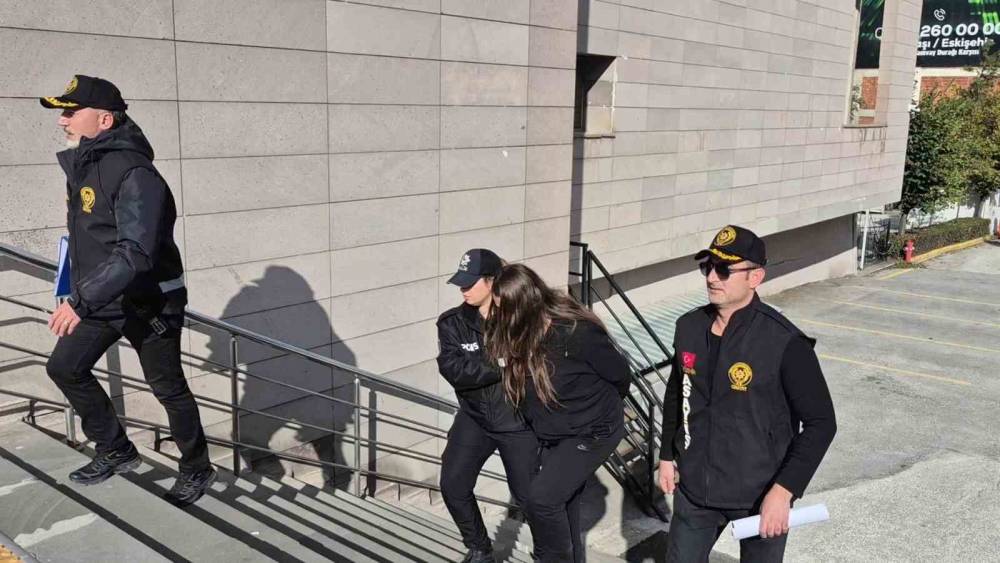 Evinde misafir ettiği şahsın bı&ccedil;akla &ouml;l&uuml;m&uuml;ne ilişkin g&ouml;zaltına alınan kadın tutuklandı
