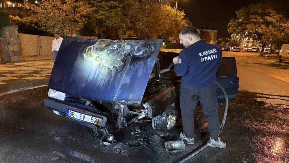 Kayseri&rsquo;de seyir halindeki otomobil alev aldı

