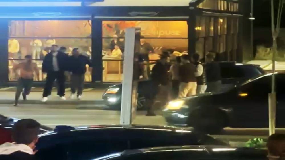 Aksaray&rsquo;da gen&ccedil;lerin trafik kavgası kamerada

