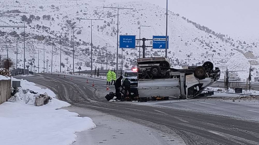 Gerc&uuml;ş&rsquo;te meyve y&uuml;kl&uuml; kamyonet devrildi, meyveleri s&uuml;r&uuml;c&uuml;n&uuml;n yardımına koşanlar topladı
