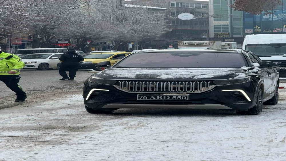 Tuzluca Belediye Başkanı&rsquo;nın ABD plakalı aracı Iğdır&rsquo;da tartışmaya neden oldu
