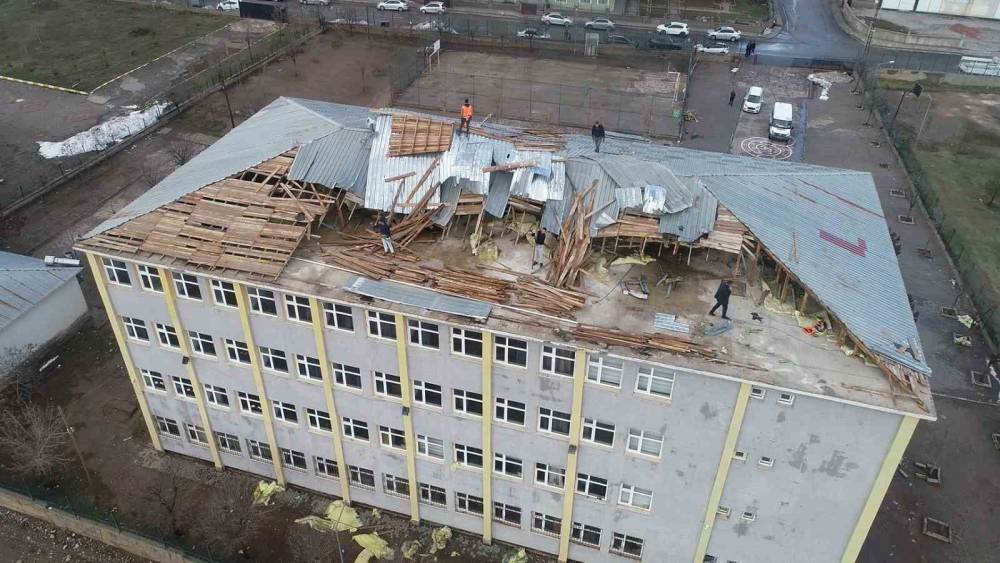 Muş&rsquo;ta fırtına okul &ccedil;atısını u&ccedil;urdu: Eğitime ara verildi
