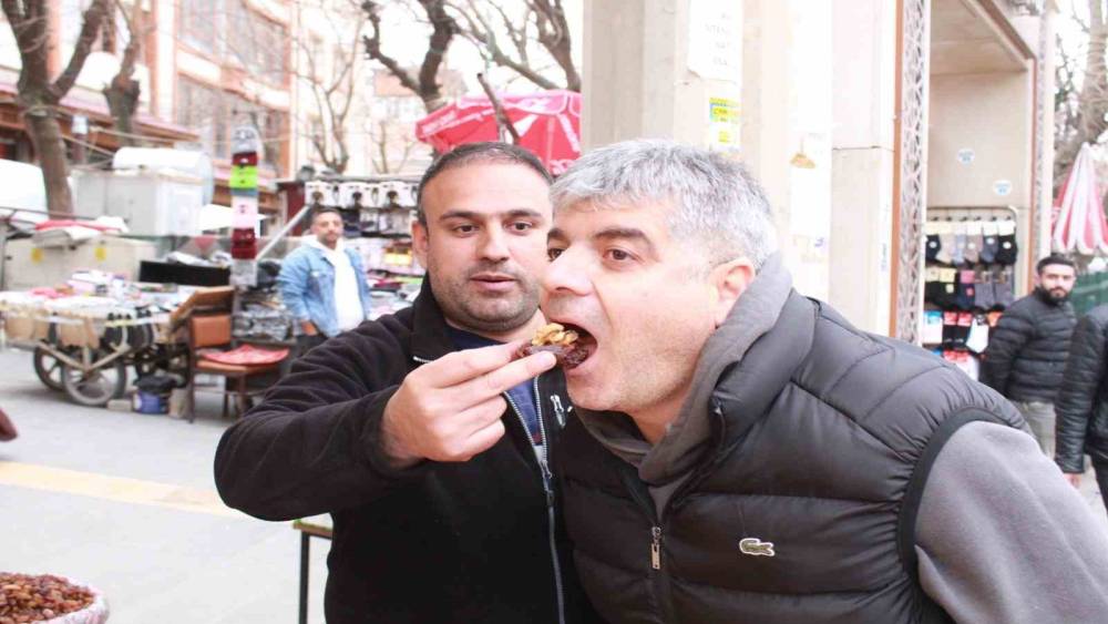 Uzman diyetisyenden iftar ve sahur arasında 2 litre su t&uuml;ketimi &ouml;nerisi
