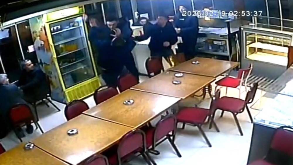 Saniye saniye kameraya yansıyan bı&ccedil;aklı kavga, kız arkadaş meselesi y&uuml;z&uuml;nden &ccedil;ıkmış
