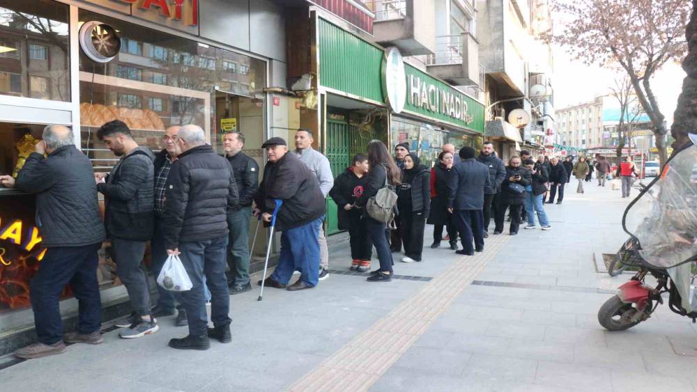 Sakarya&rsquo;da ilk iftar &ouml;ncesi metrelerce pide kuyruğu
