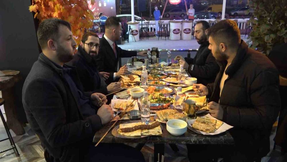 Adanalılar ilk iftarda kebap&ccedil;ılara akın etti
