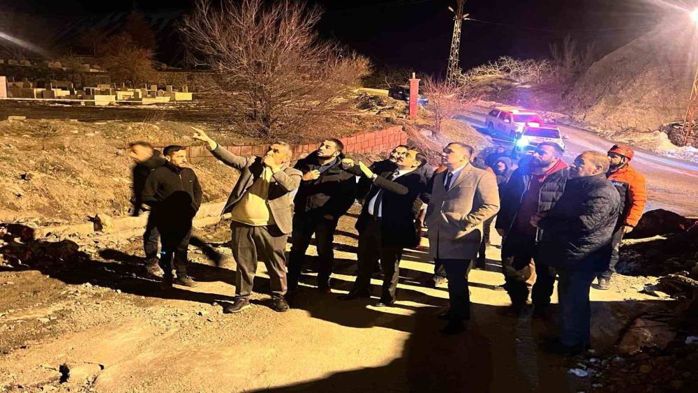 Vali yardımcıları dev kayaların d&uuml;şt&uuml;ğ&uuml; b&ouml;lgede inceleme yaptı
